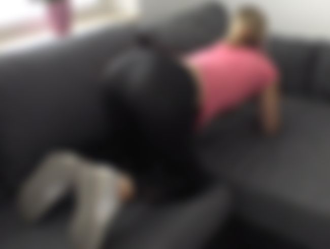 MellyBunnyLuder Porno Video: Frech!!! Beim Telefonat mit Dani IHREN geliebten Freund gebu*st!